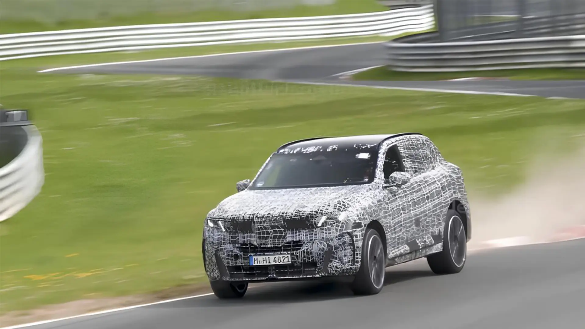 Новий BMW X5 у камуфляжі проходить дорожні випробування на треку