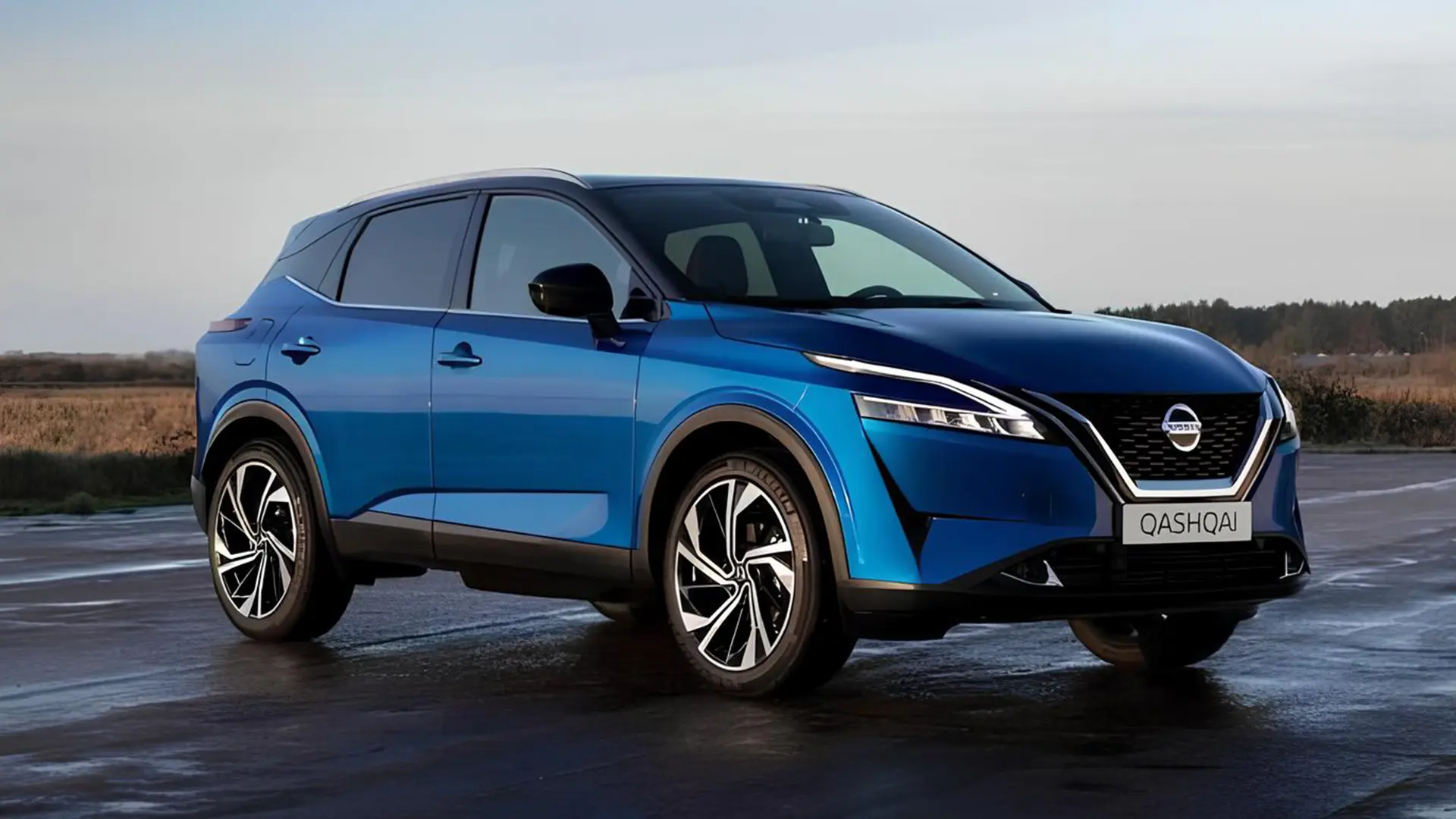 Синій Nissan Qashqai з механічною коробкою передач на дорозі