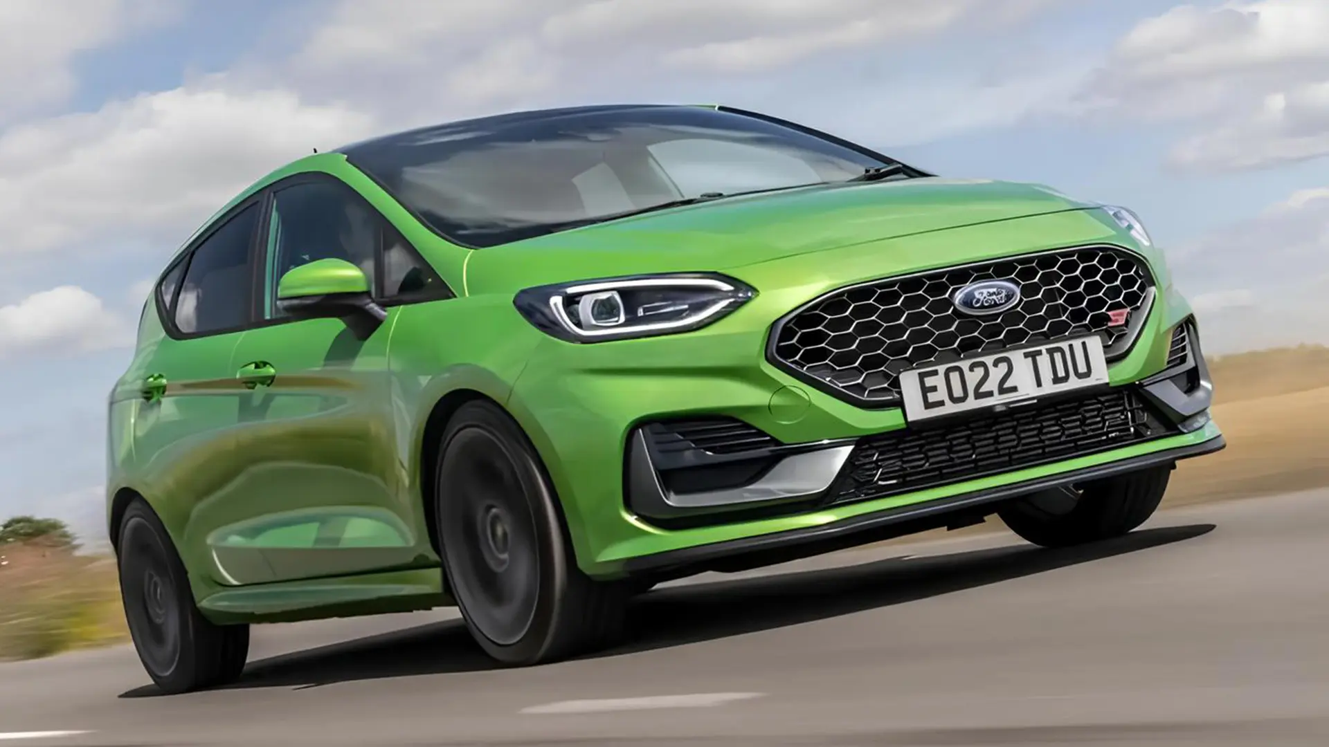 Зелений Ford Fiesta їде дорогою