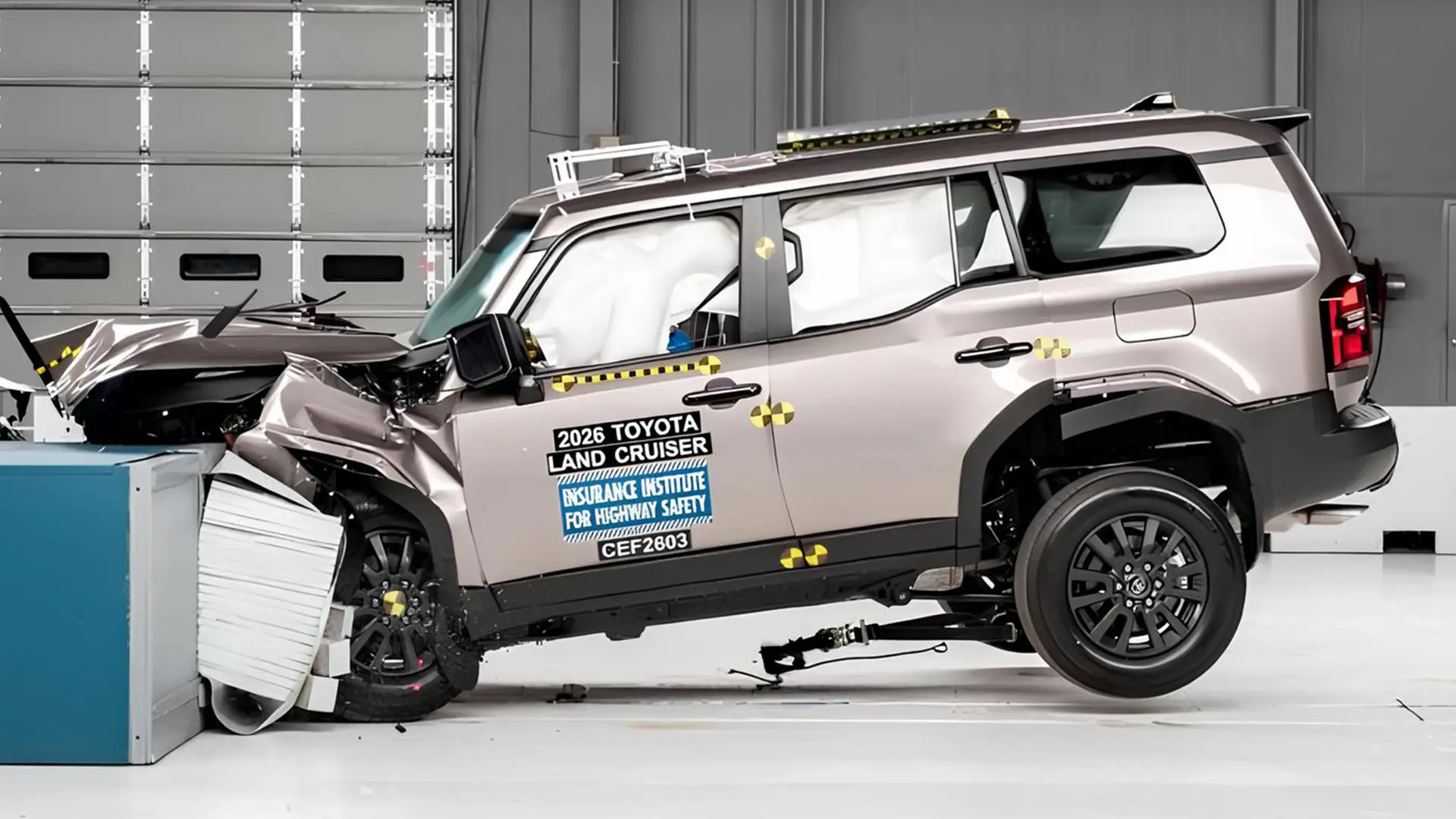 Toyota Land Cruiser 2026 під час фронтального краш-тесту