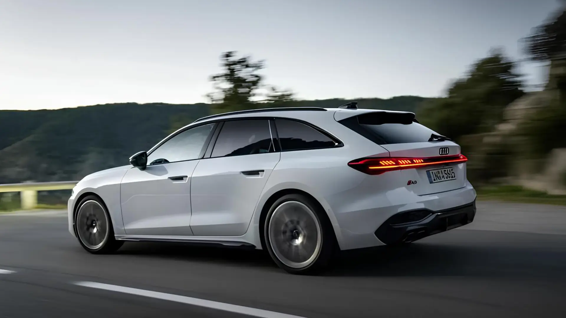 Білий електричний універсал Audi їде заміською дорогою