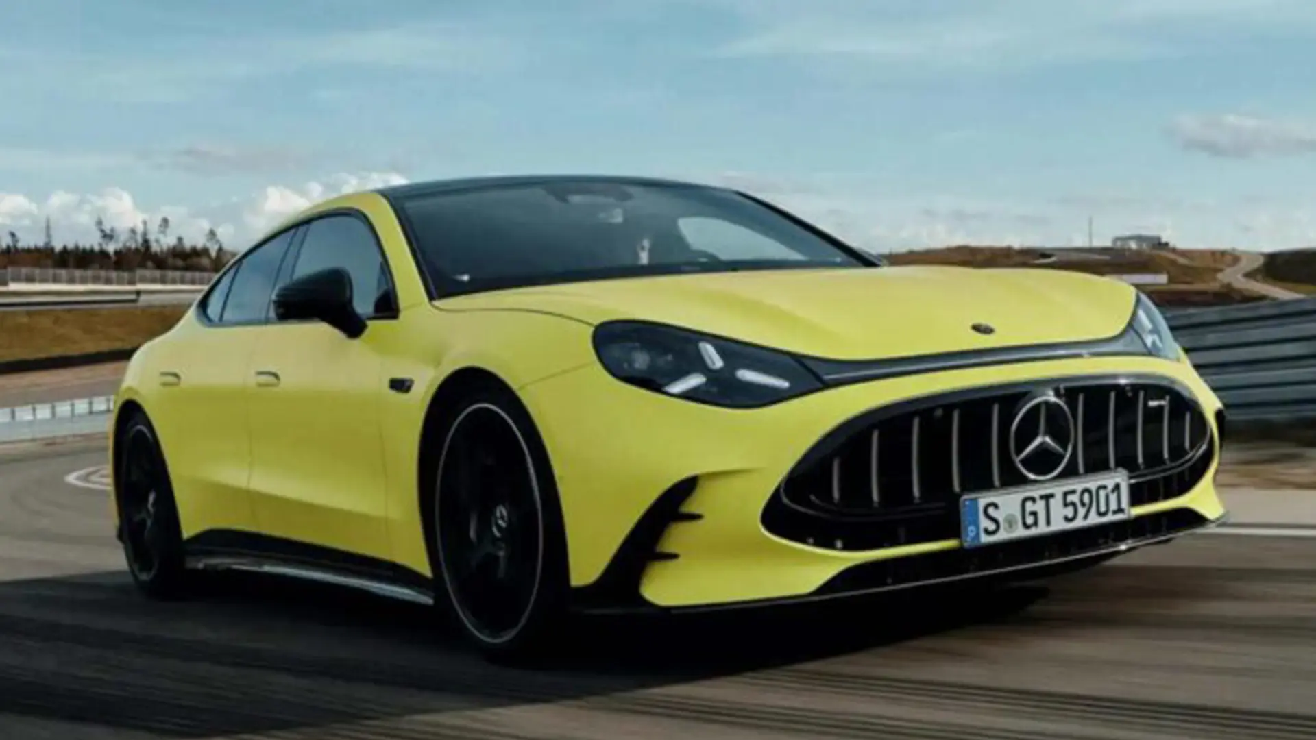 Жовтий Mercedes-AMG GT 4-Door Coupé на дорозі
