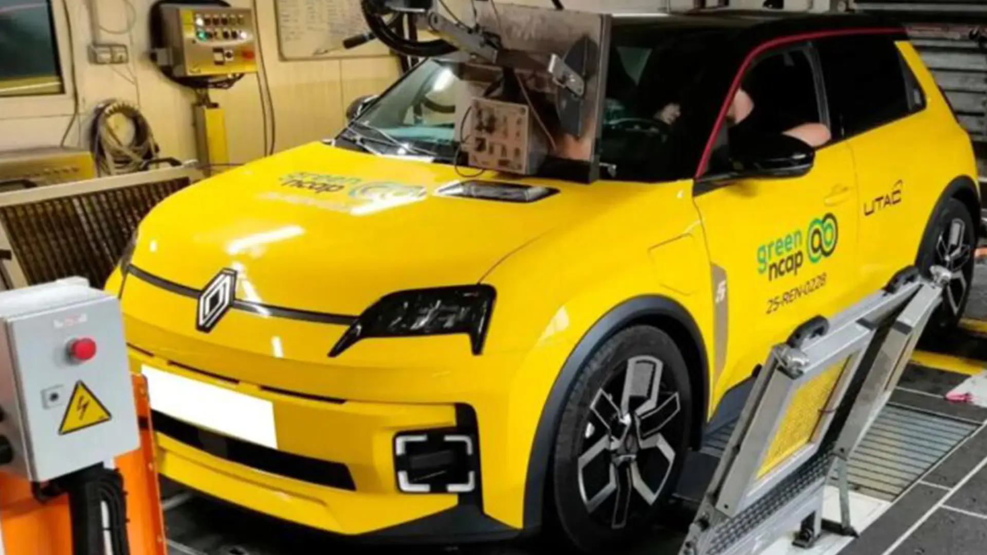 Жовтий електромобіль Renault під час тестування Green NCAP у лабораторії
