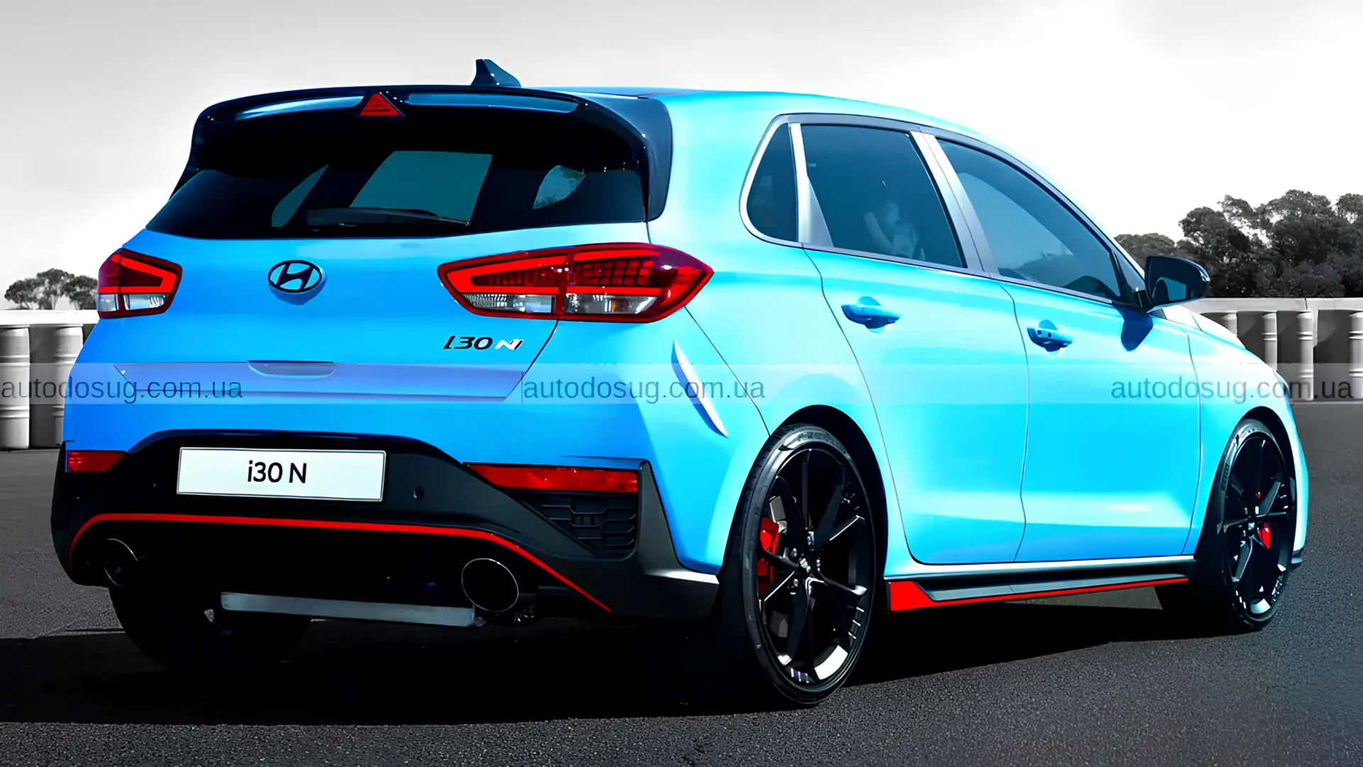 Блакитний Hyundai i30 N на дорозі, вид ззаду