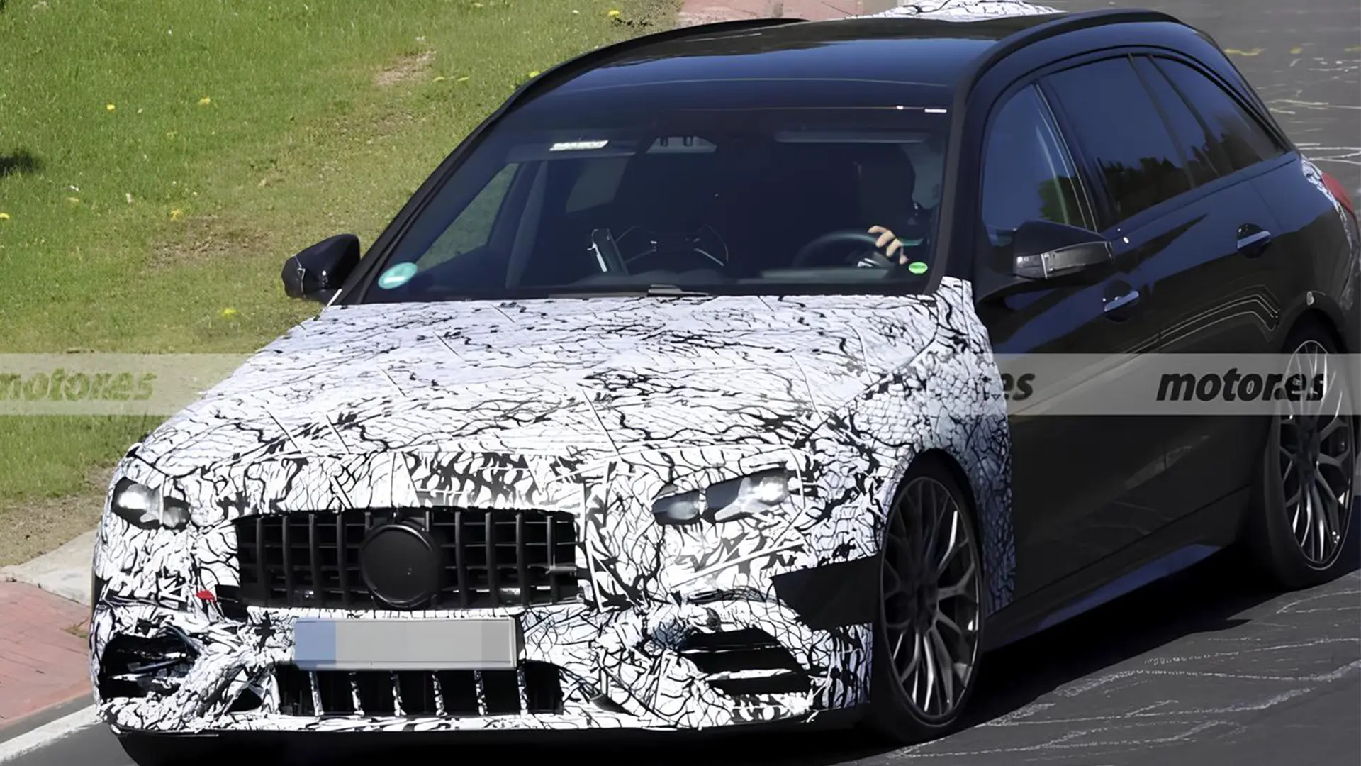 Mercedes-AMG C 53 Estate 2027 у камуфляжі під час дорожніх тестів