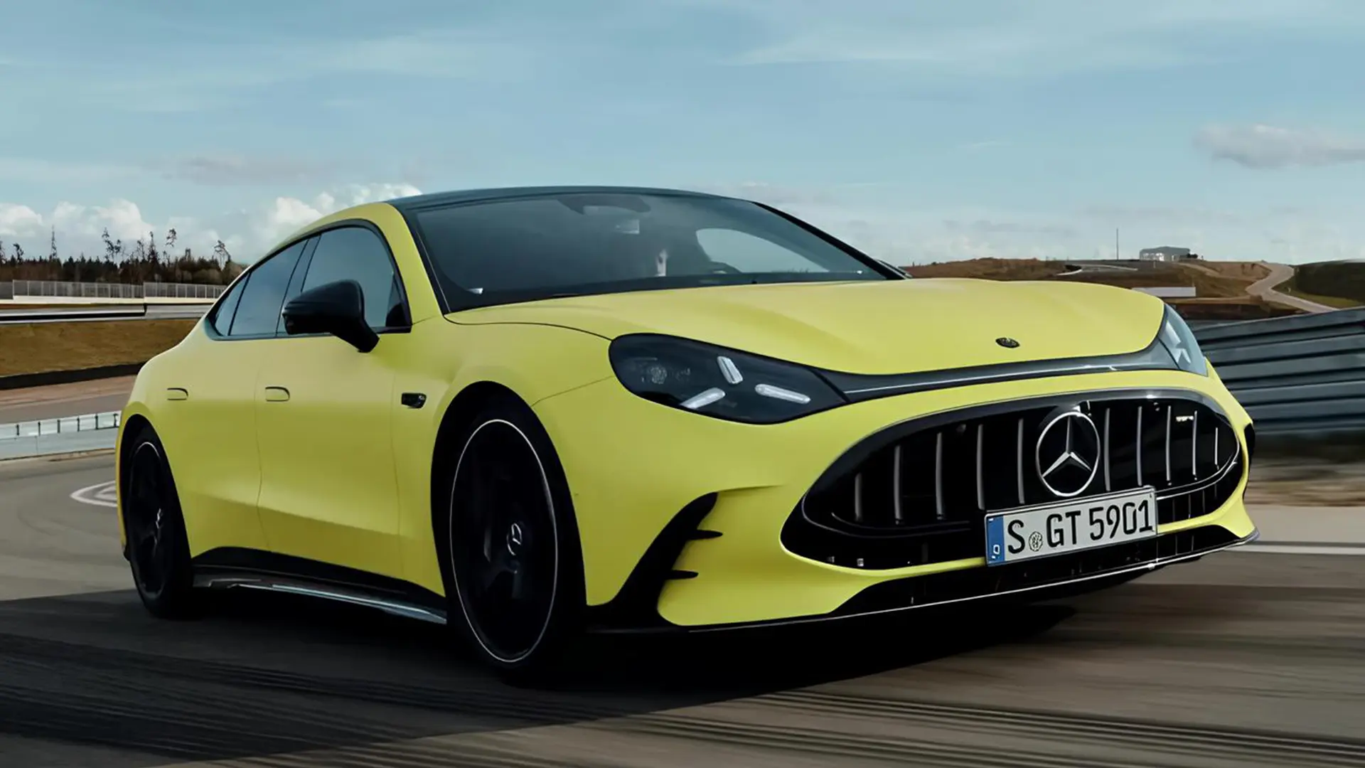 Жовтий Mercedes-AMG GT 4-Door на гоночній трасі