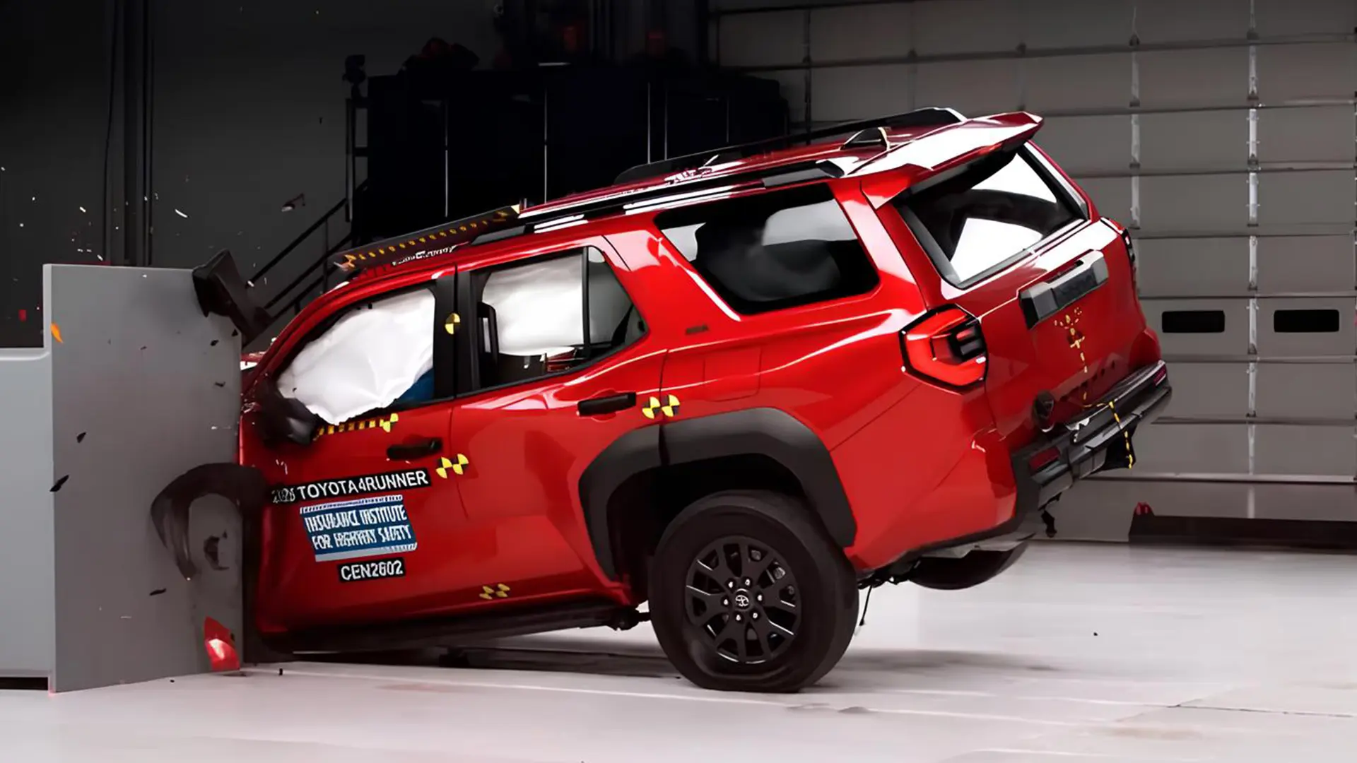 Червоний Toyota 4Runner під час фронтального краш-тесту
