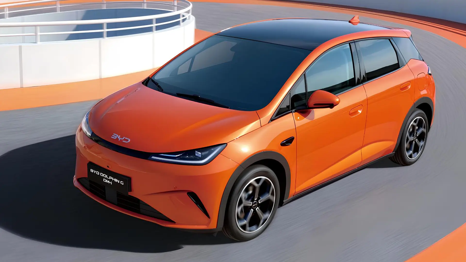 Помаранчевий BYD Dolphin G DM-i на сучасній дорозі