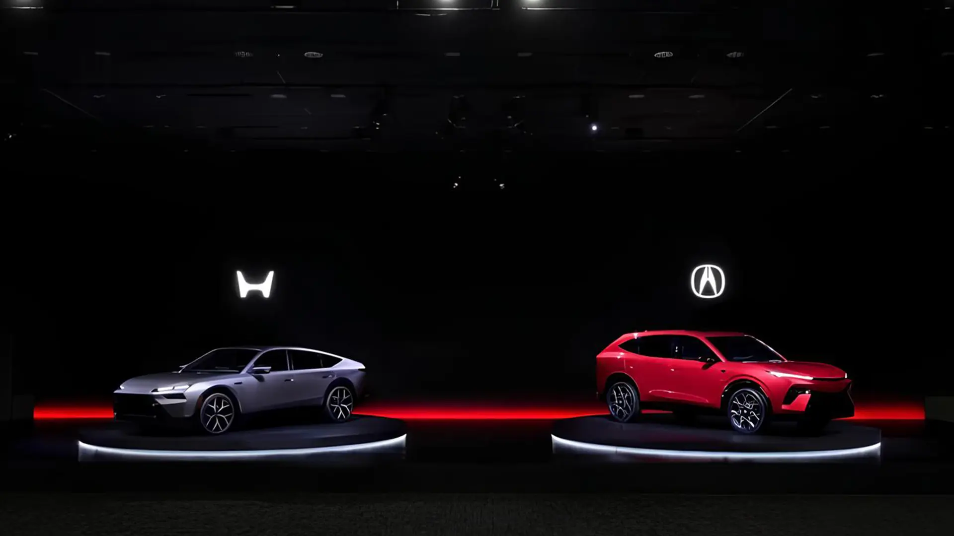 Honda Hybrid Sedan Prototype на сцені поруч із червоним SUV-прототипом