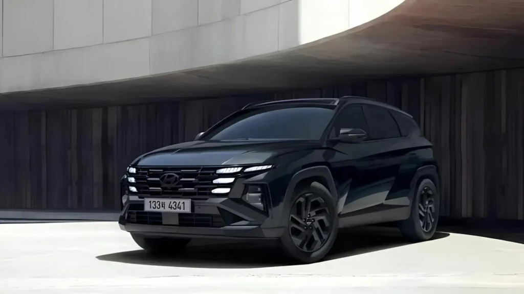 Hyundai Tucson 2025 біля сучасної будівлі як ілюстрація проблем моделі