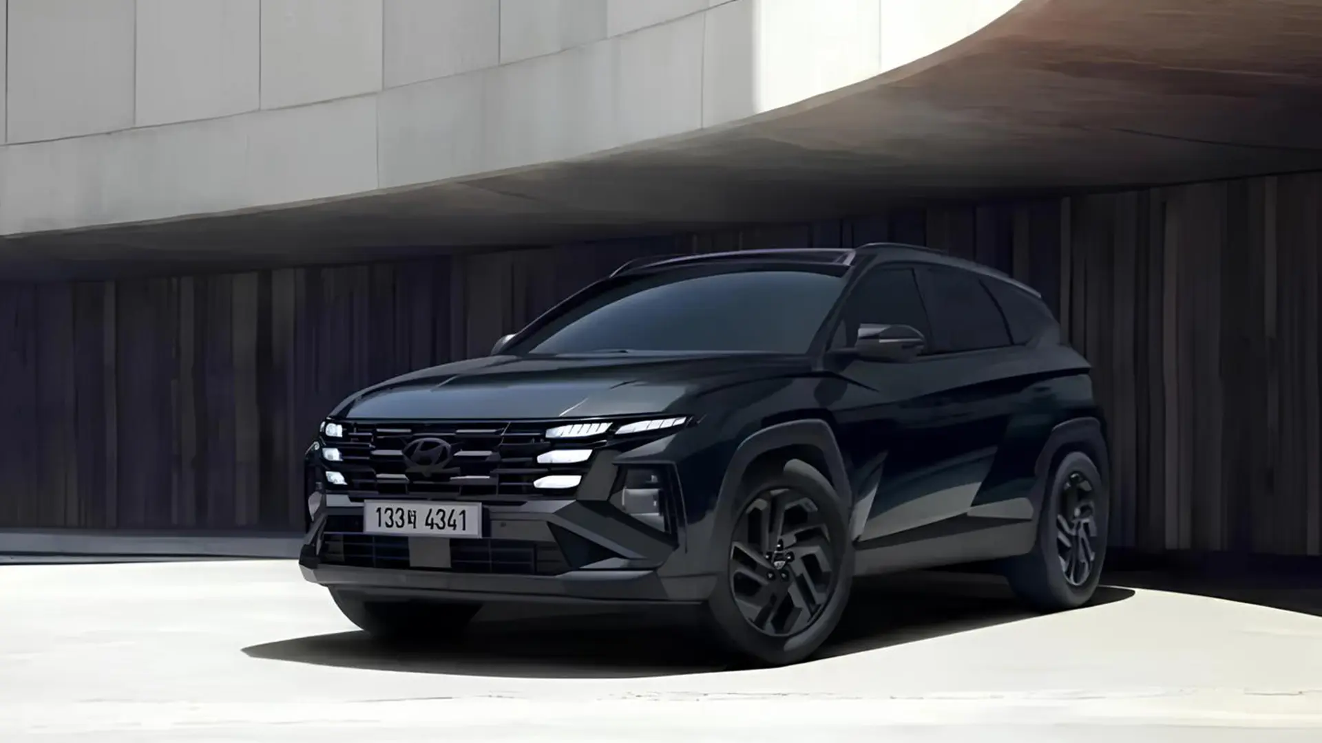 Hyundai Tucson 2025 біля сучасної будівлі як ілюстрація проблем моделі