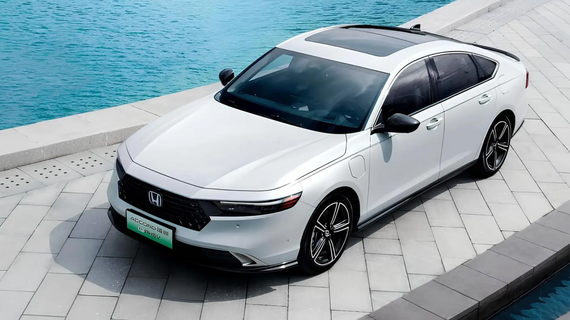 Білий седан Honda біля води для статті про популярні авто у США