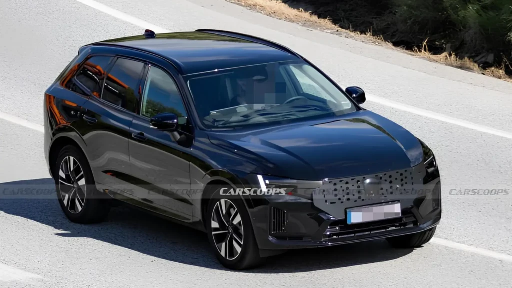 Новий Volvo XC60 у камуфляжі під час дорожніх випробувань