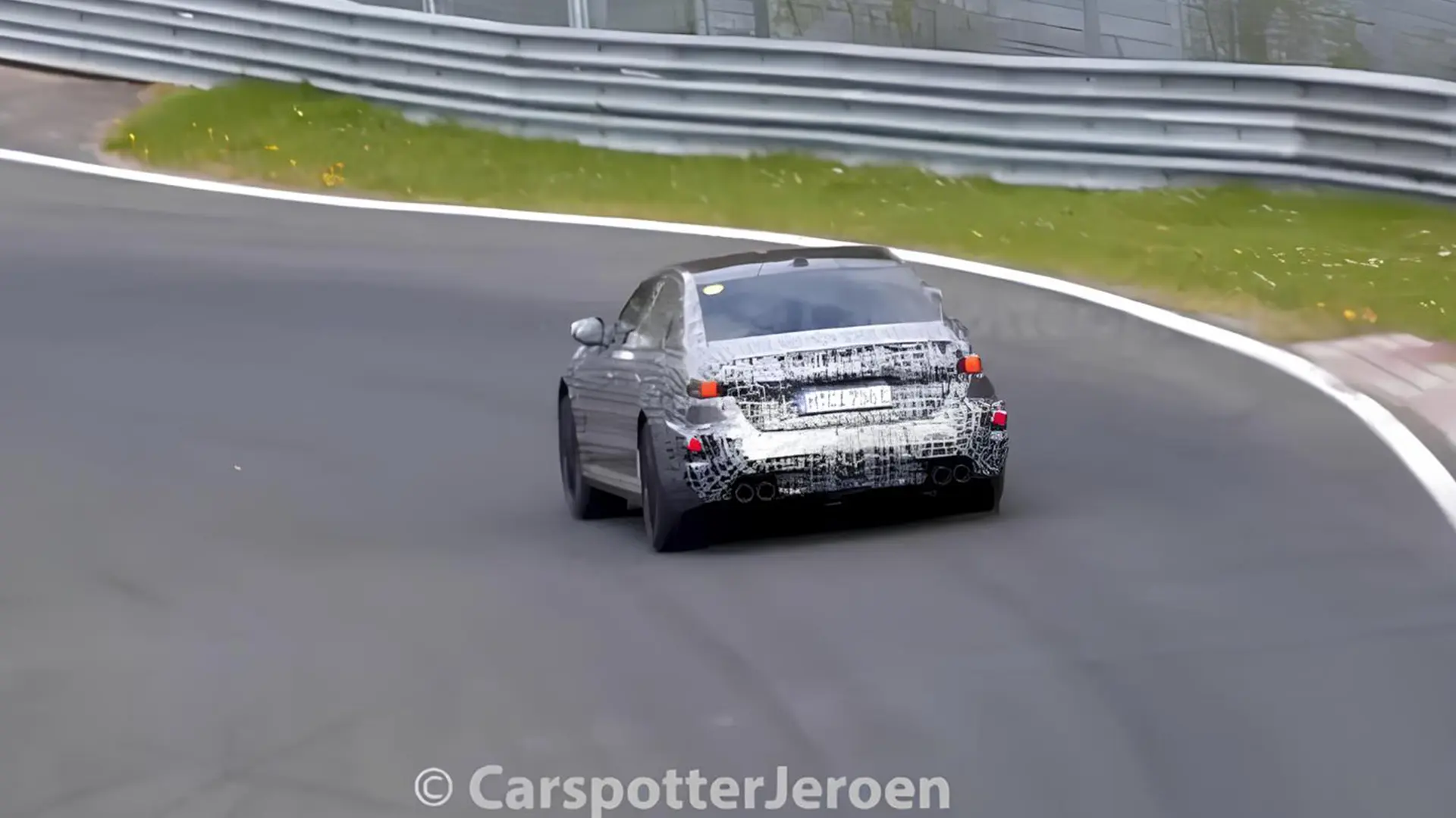 Закамуфльований прототип оновленого BMW M5 на гоночній трасі
