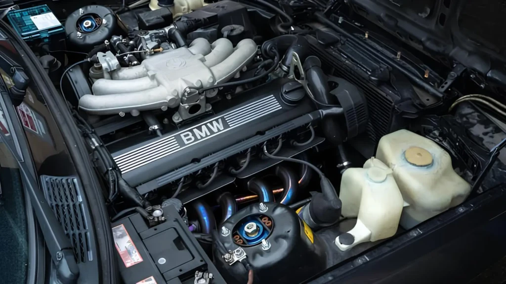 Двигун BMW у моторному відсіку автомобіля