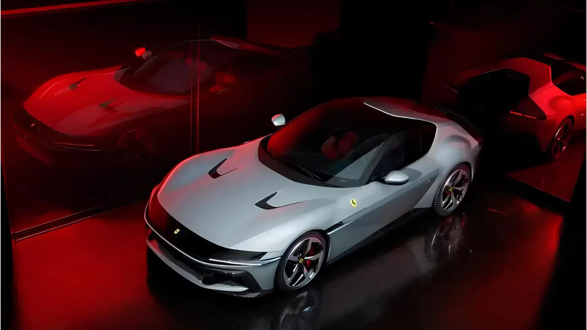 Сірий Ferrari 12Cilindri у темному залі з червоним освітленням