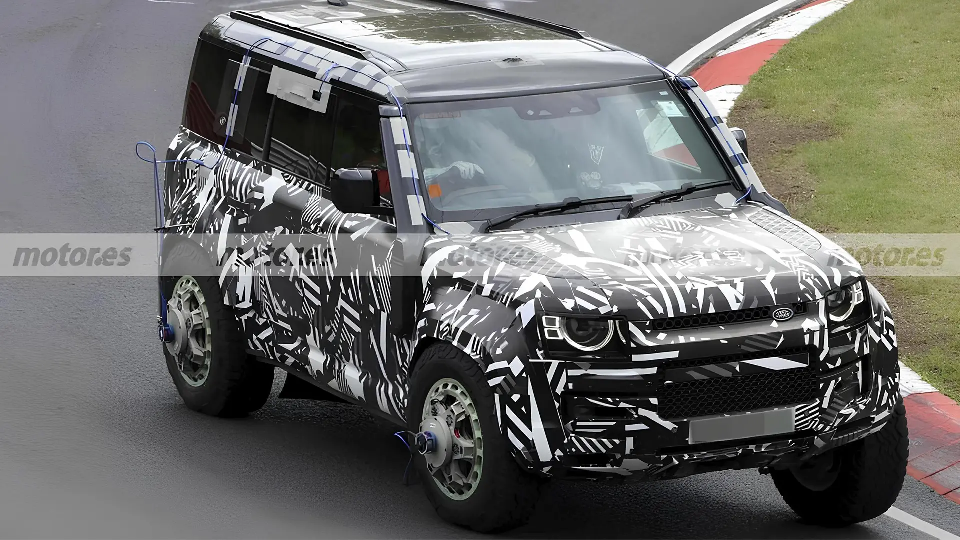 Камуфльований Land Rover Defender проходить дорожні випробування