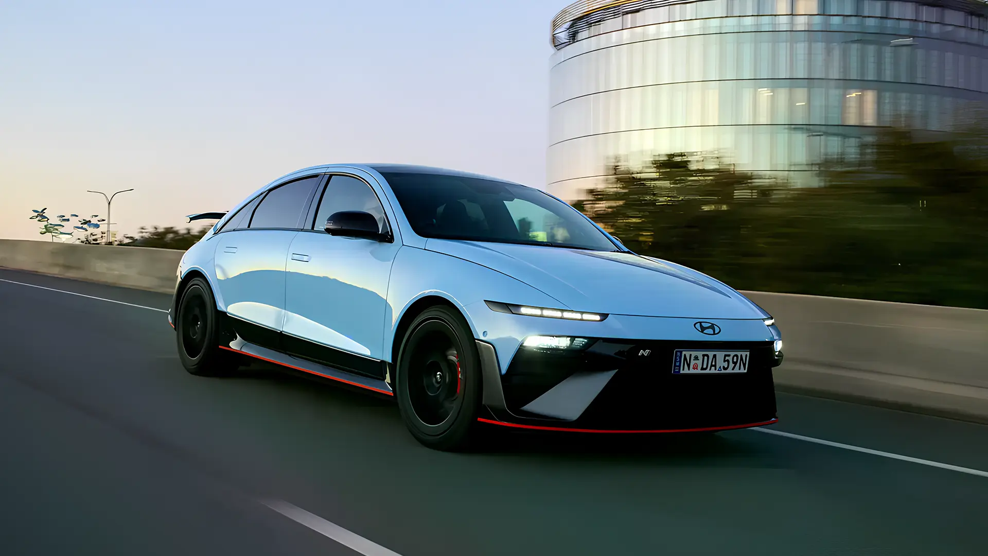 Білий Hyundai IONIQ 6 N у русі на міській дорозі