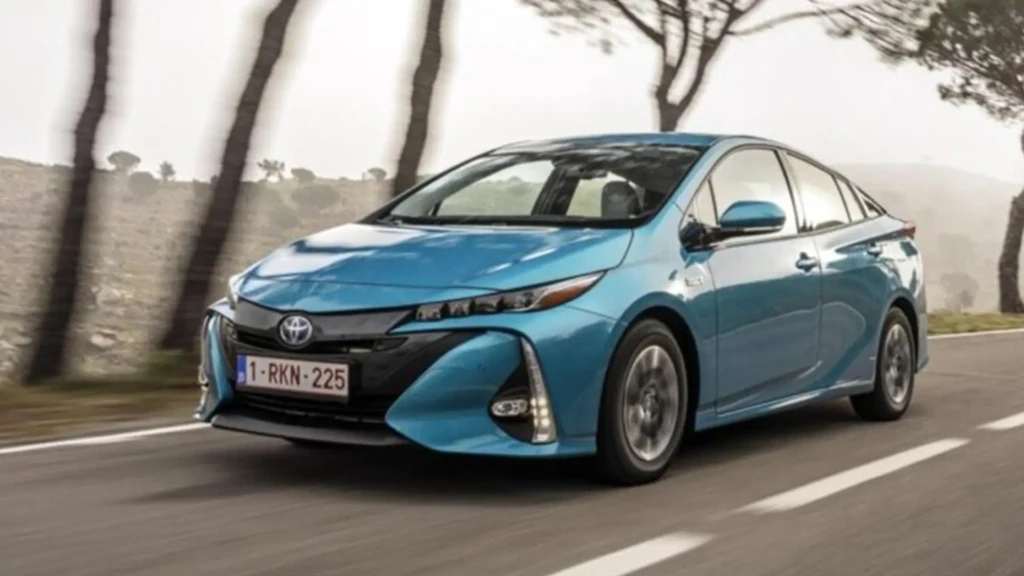 Блакитний японський гібрид Toyota на дорозі