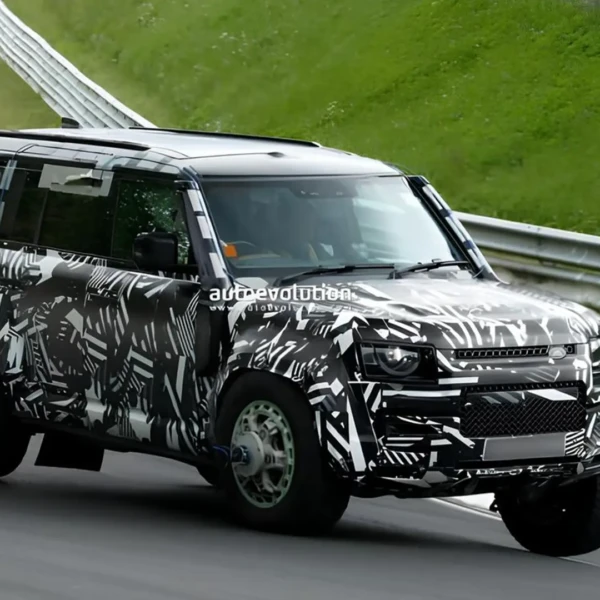 Новий Land Rover Defender помітили на тестах у радикальній версії