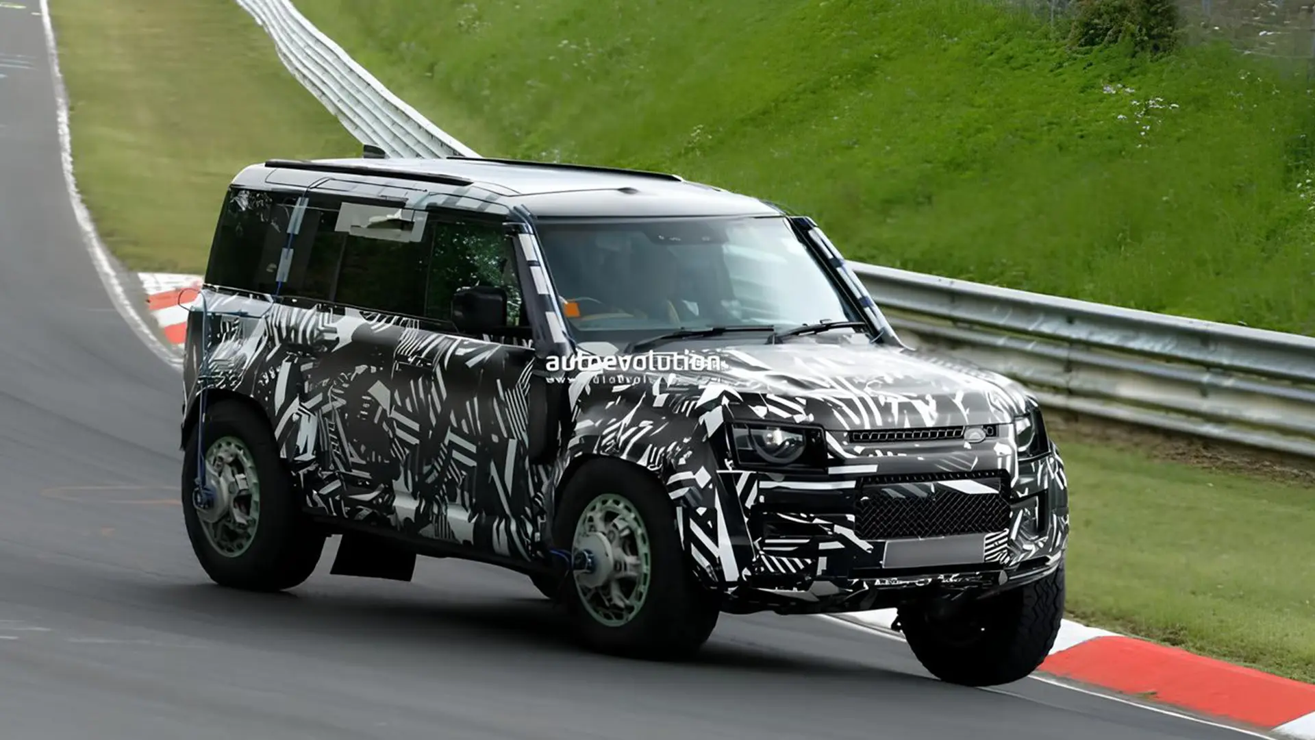 Новий Land Rover Defender у камуфляжі на тестовій трасі