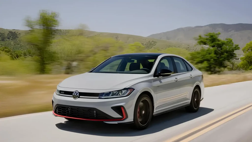 Білий Volkswagen Jetta GLI їде дорогою
