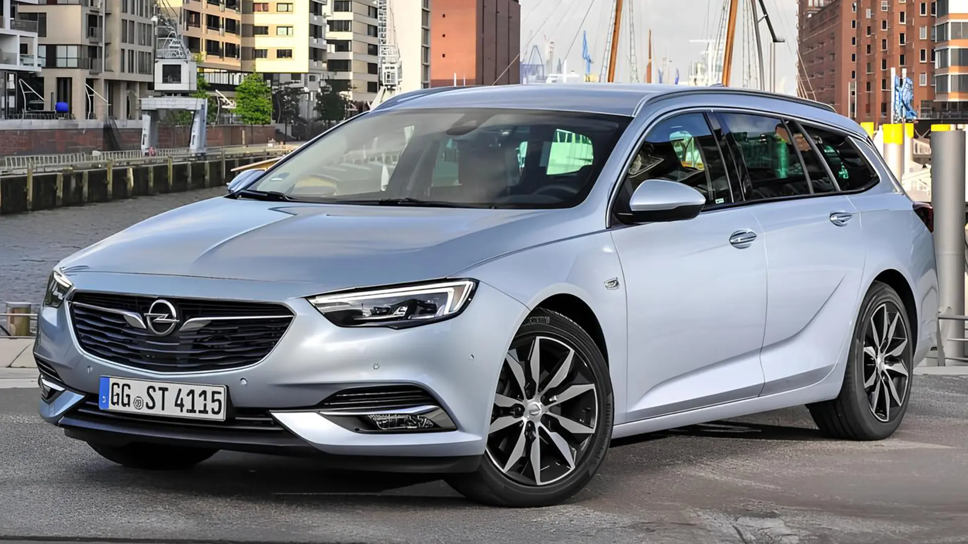 Сріблястий Opel Insignia Sports Tourer біля міської набережної