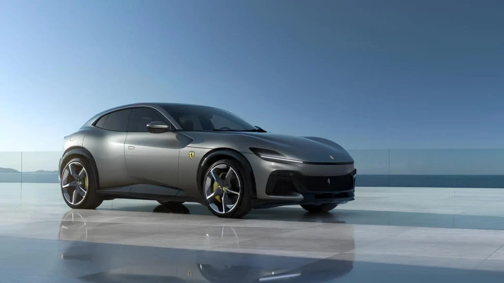 Сірий Ferrari Purosangue на тлі моря