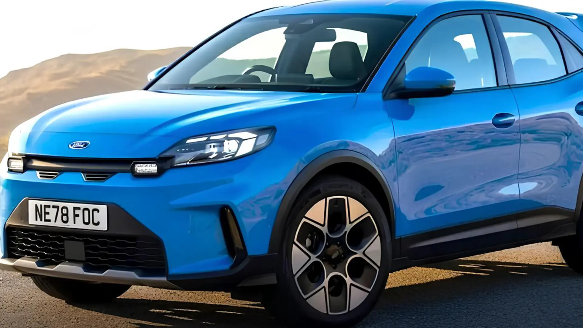 Синій кросовер Ford Focus на дорозі