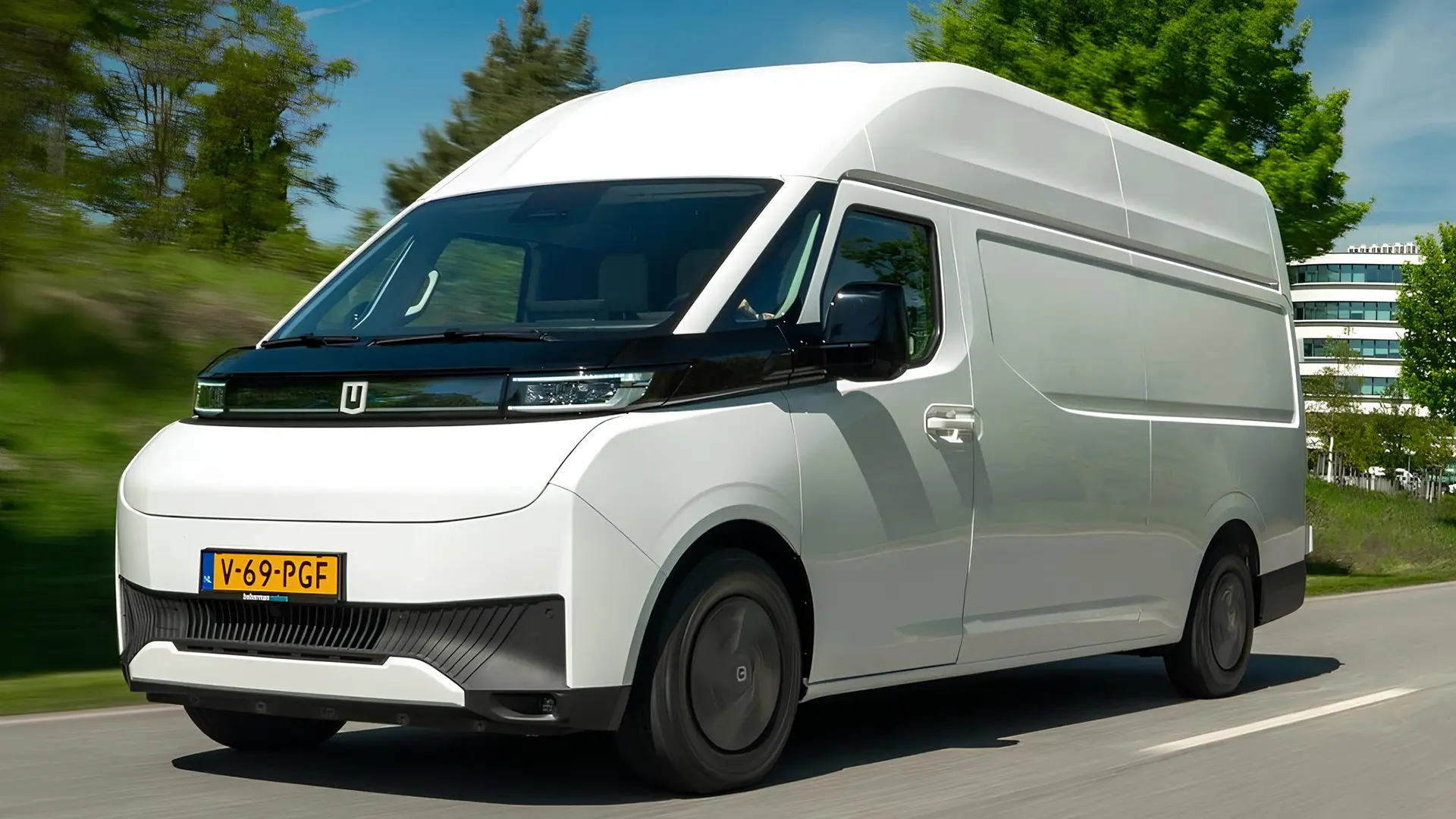 Білий електричний фургон Farizon V7E у русі на дорозі