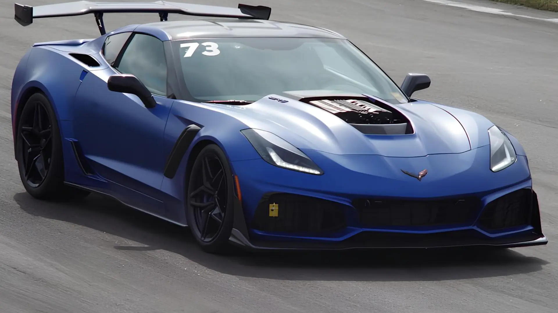 Синій Chevrolet Corvette ZR1X з великим антикрилом на гоночній трасі