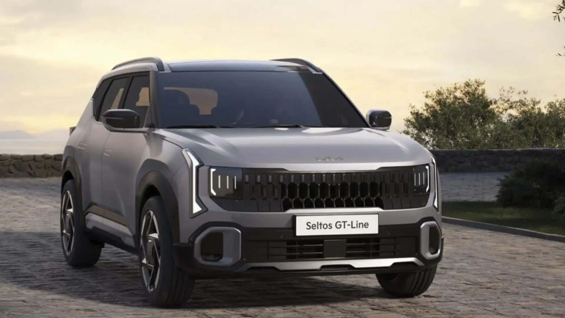 KIA Seltos GT-Line у сріблястому кольорі на дорозі біля моря