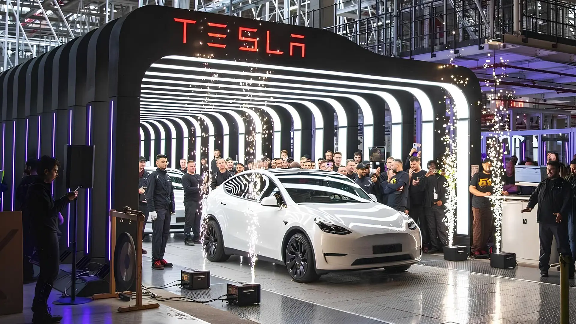 Біла Tesla Model Y для Європи на презентації заводу
