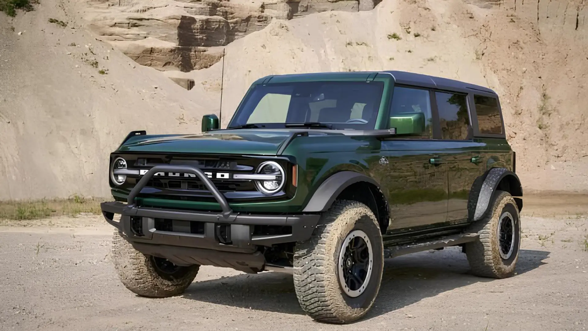 Зелений позашляховик Ford Bronco на бездоріжжі