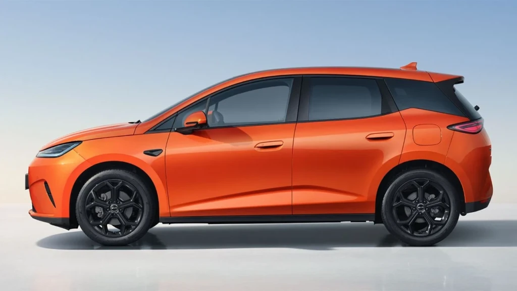 Оранжевый BYD Dolphin G DM-i на современной дороге
