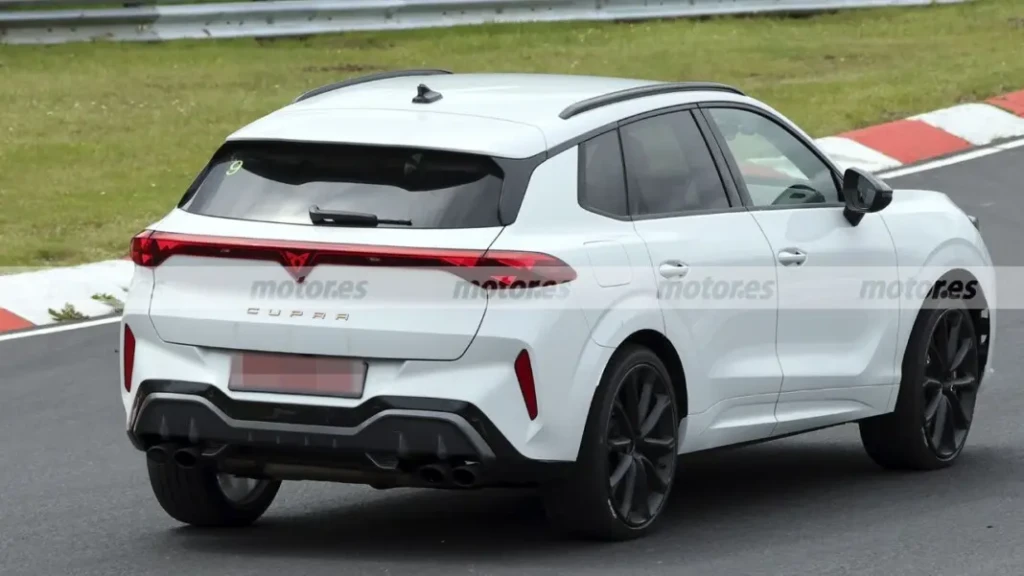 Білий CUPRA Terramar VZ Extreme на трасі крупним планом