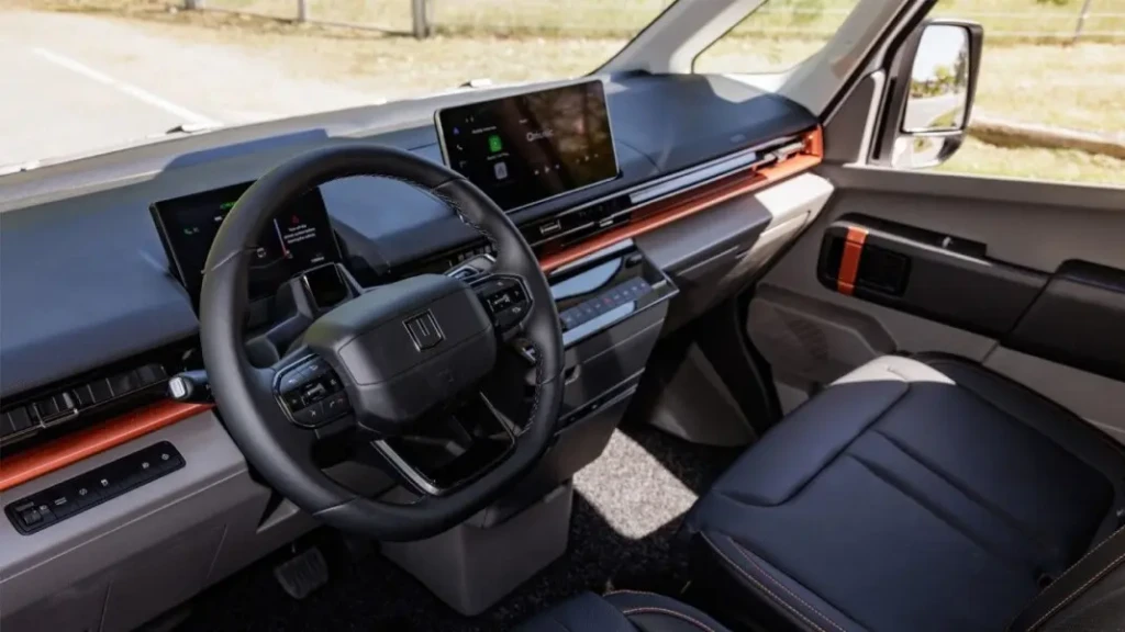 Білий електричний фургон Farizon V7E у русі на дорозі