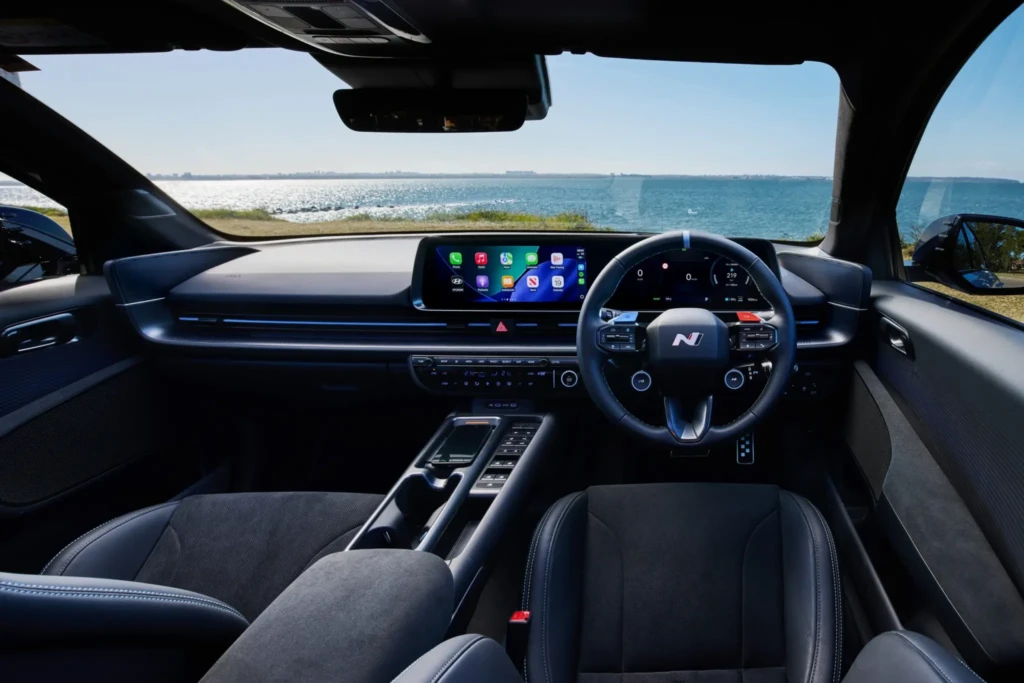 Білий Hyundai IONIQ 6 N у русі на міській дорозі