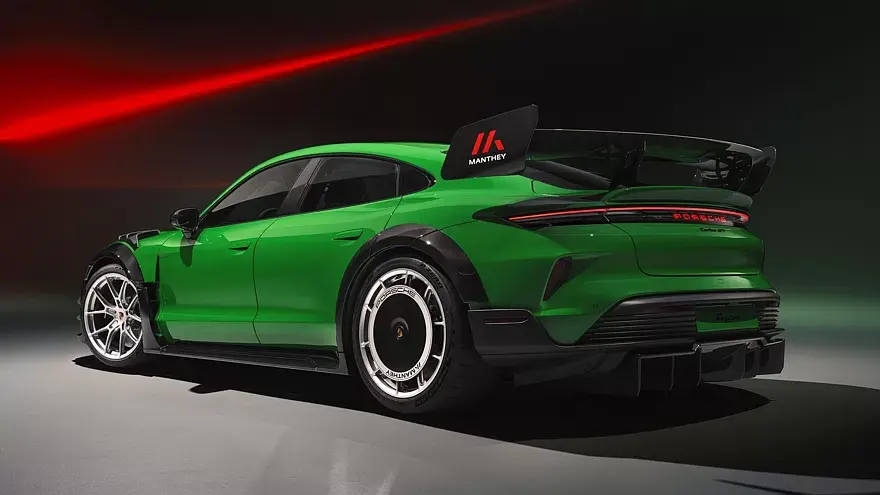 Фіолетовий Porsche Taycan з антикрилом на гоночній трасі