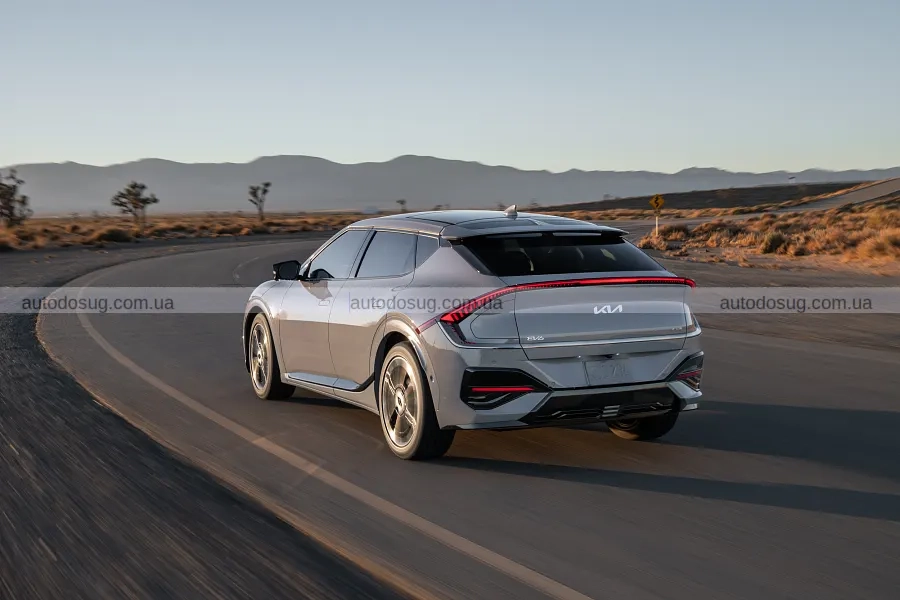 Білий Kia EV6 2026 року в русі на дорозі в відкритому ландшафті