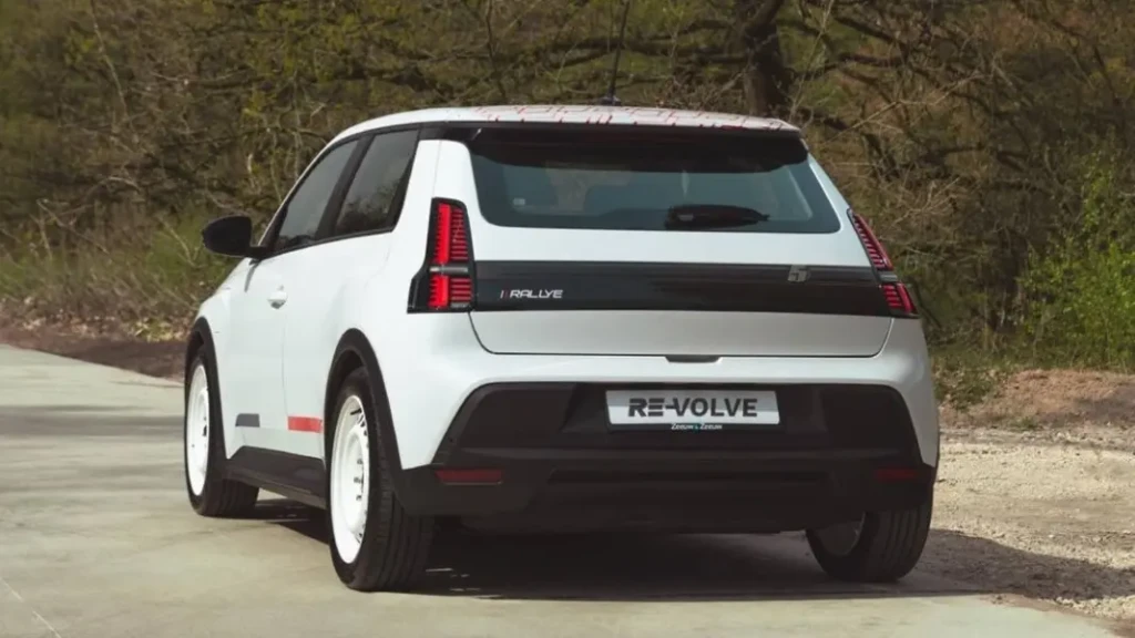 Білий Renault 5 Rallye на лісовій дорозі