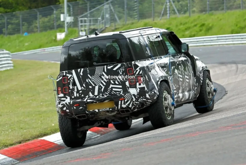 Новий Land Rover Defender у камуфляжі на тестовій трасі