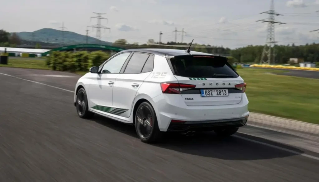 Синій автомобіль Skoda у студійному ракурсі для ілюстрації Skoda Fabia Motorsport Edition