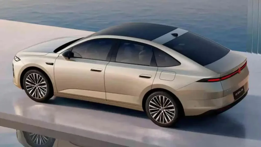 На зображенні показано Volkswagen ID.Era 5S у світлому кузові на фоні теплого неба під час заходу сонця. Фото підкреслює сучасний дизайн електромобіля, плавну лінію даху, передню LED-оптику, закриту решітку та аеродинамічний силует седана.