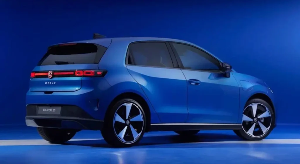 Синій Volkswagen ID. Polo у студійному освітленні на темно-синьому фоні