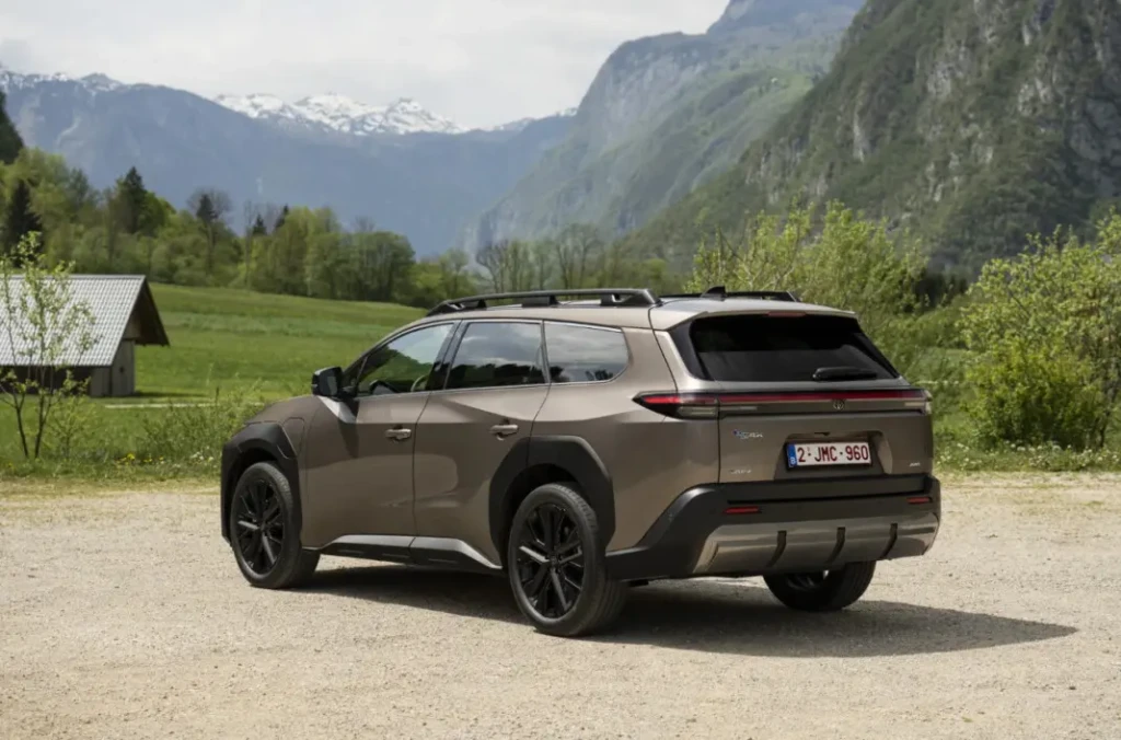 Toyota bZ4X Touring у бежевому кольорі на тлі зеленої місцевості