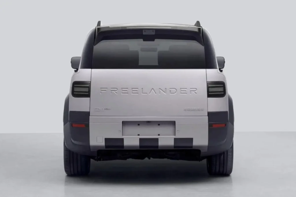 Світлий Freelander 8 у студійному ракурсі на сірому фоні