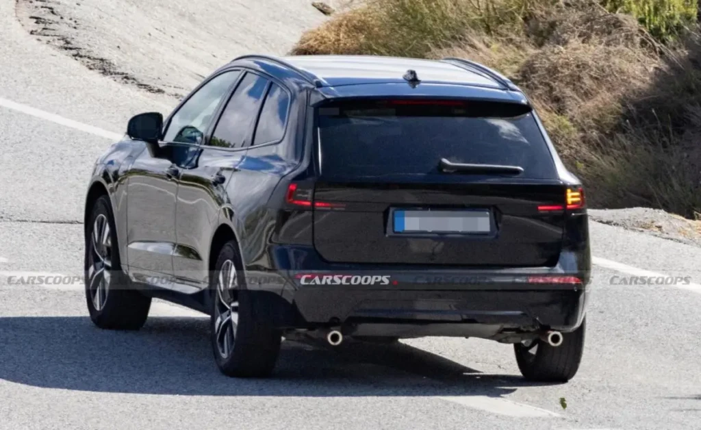 Новий Volvo XC60 у камуфляжі під час дорожніх випробувань