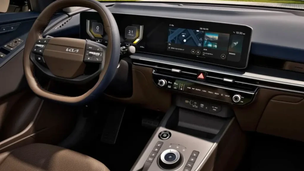 Светлый кроссовер Kia Niro возле современного здания