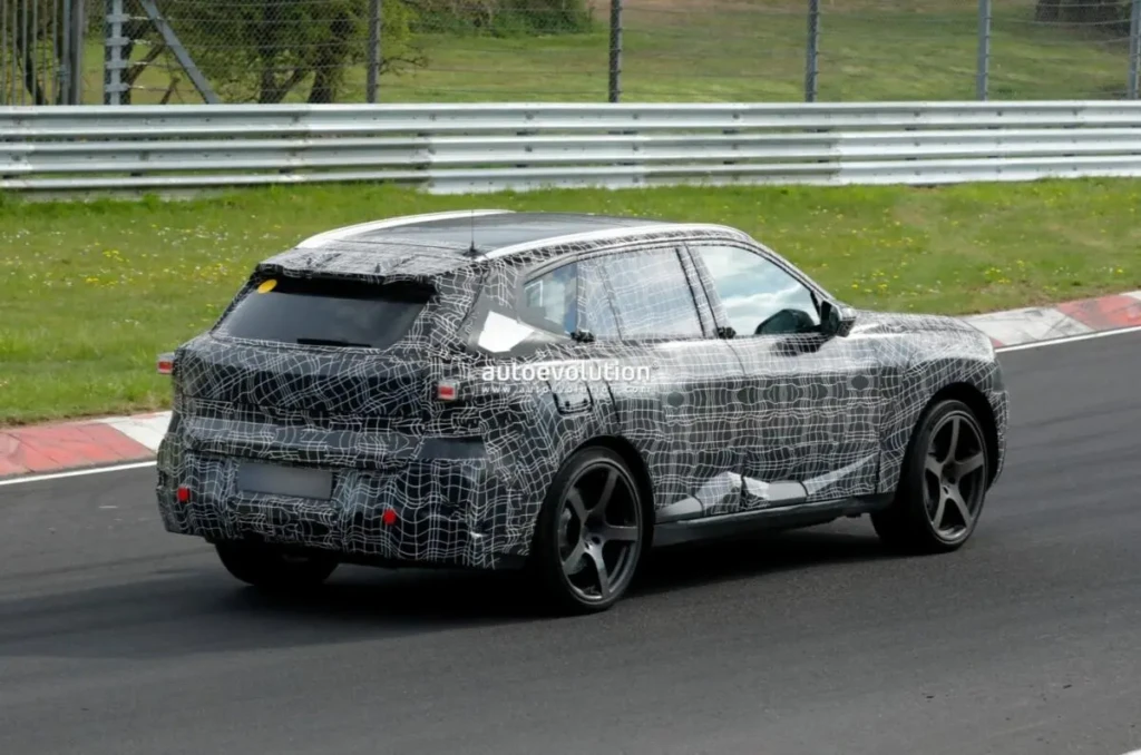 Новий BMW X5 у камуфляжі під час тестів на гоночній трасі